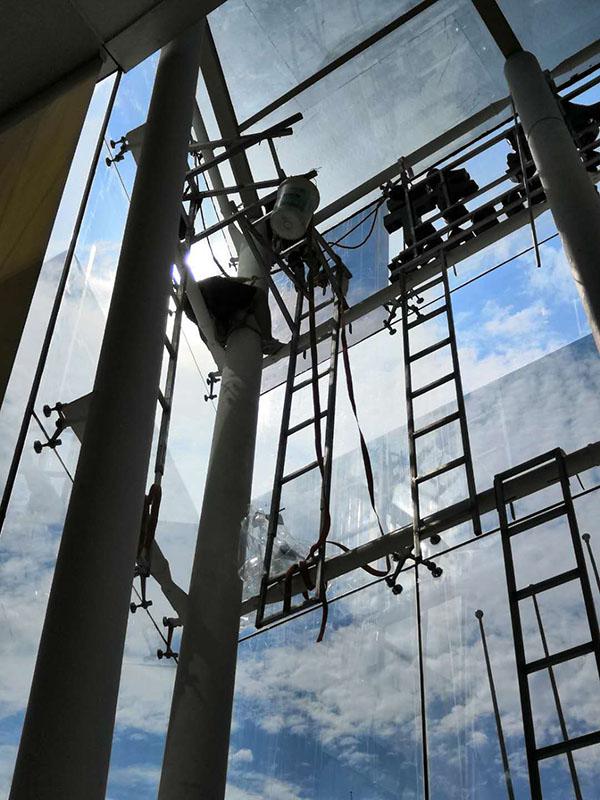 上海静安区招商银行玻璃幕墙装贴隔热膜